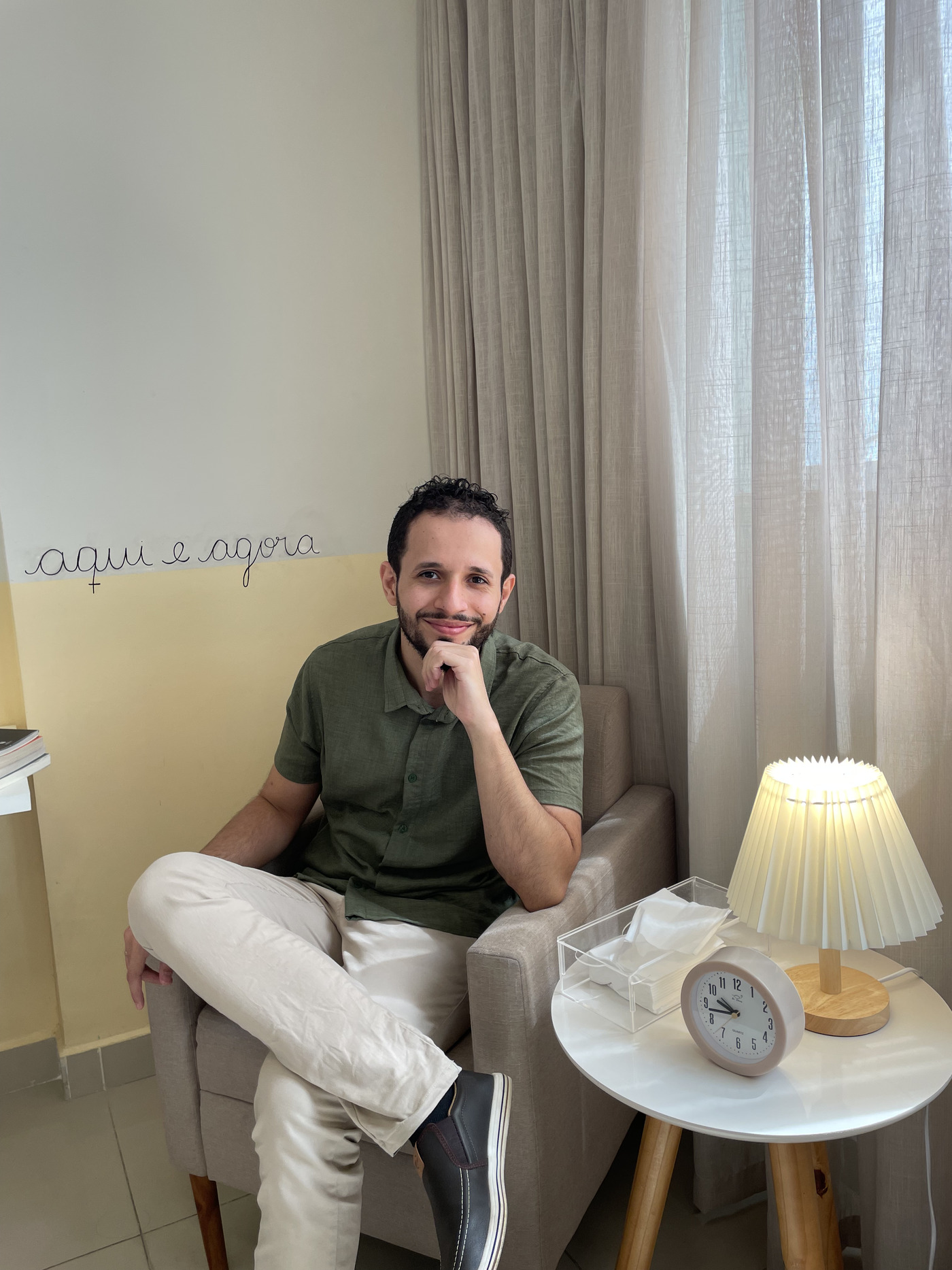 Rodrigo Chocrón sentado na poltrona do consultório, em clima de escuta